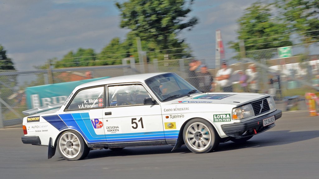 Rallyshow i Fårvang 2017 - Kurt Mejer viser publikum hvad en Volvo 242 Turbo kan
(Foto: rallypics.dk – Viggo Johansen)